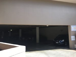 Admiral Thomasの駐車場入り口