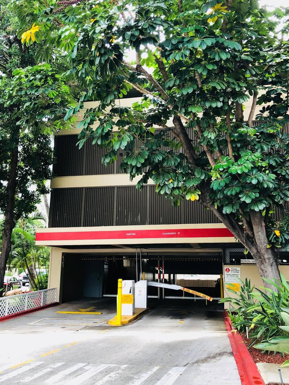 Chateau Waikikiの駐車場
