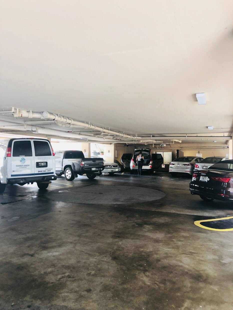 Niihau Apartmentsの駐車場