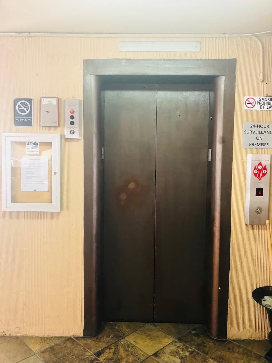 Niihau Apartmentsのエレベーター