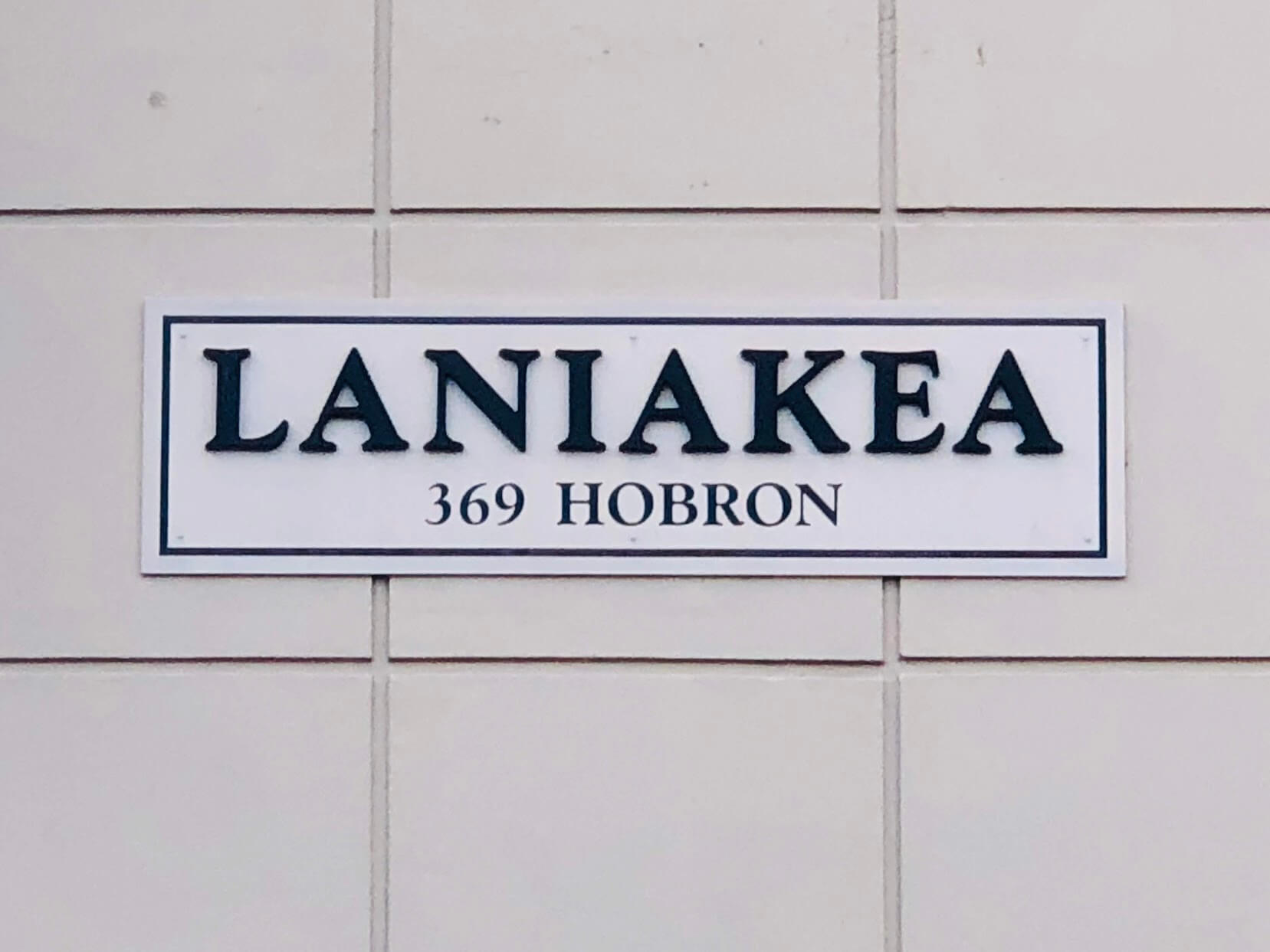 Laniakea Apartmentsの看板