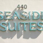 Seaside Suitesの看板