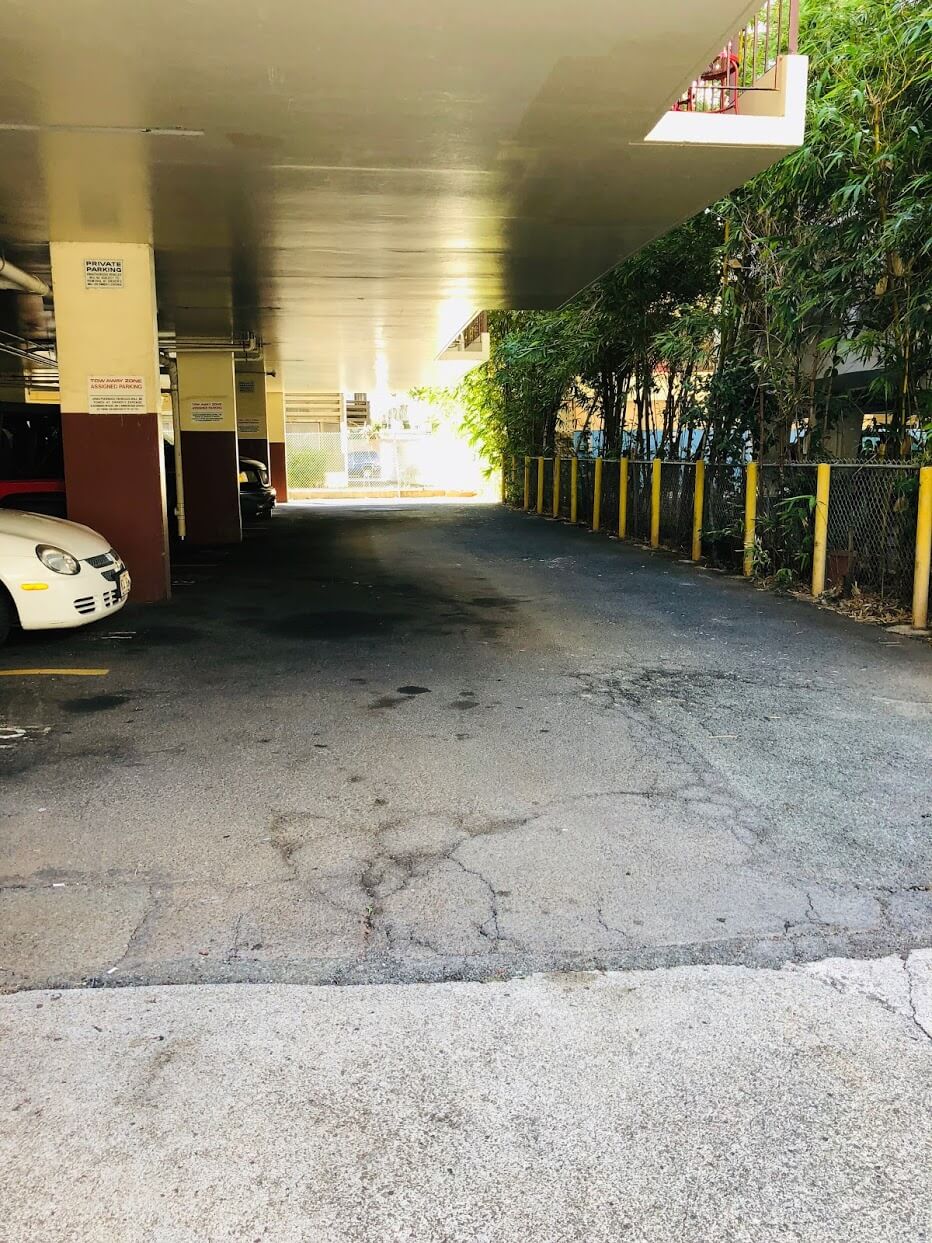 222 Kaiulani Apartmentsの駐車場