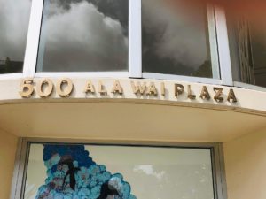 500 Ala Wai Plazaの看板