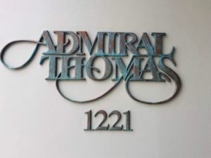 Admiral Thomasの看板