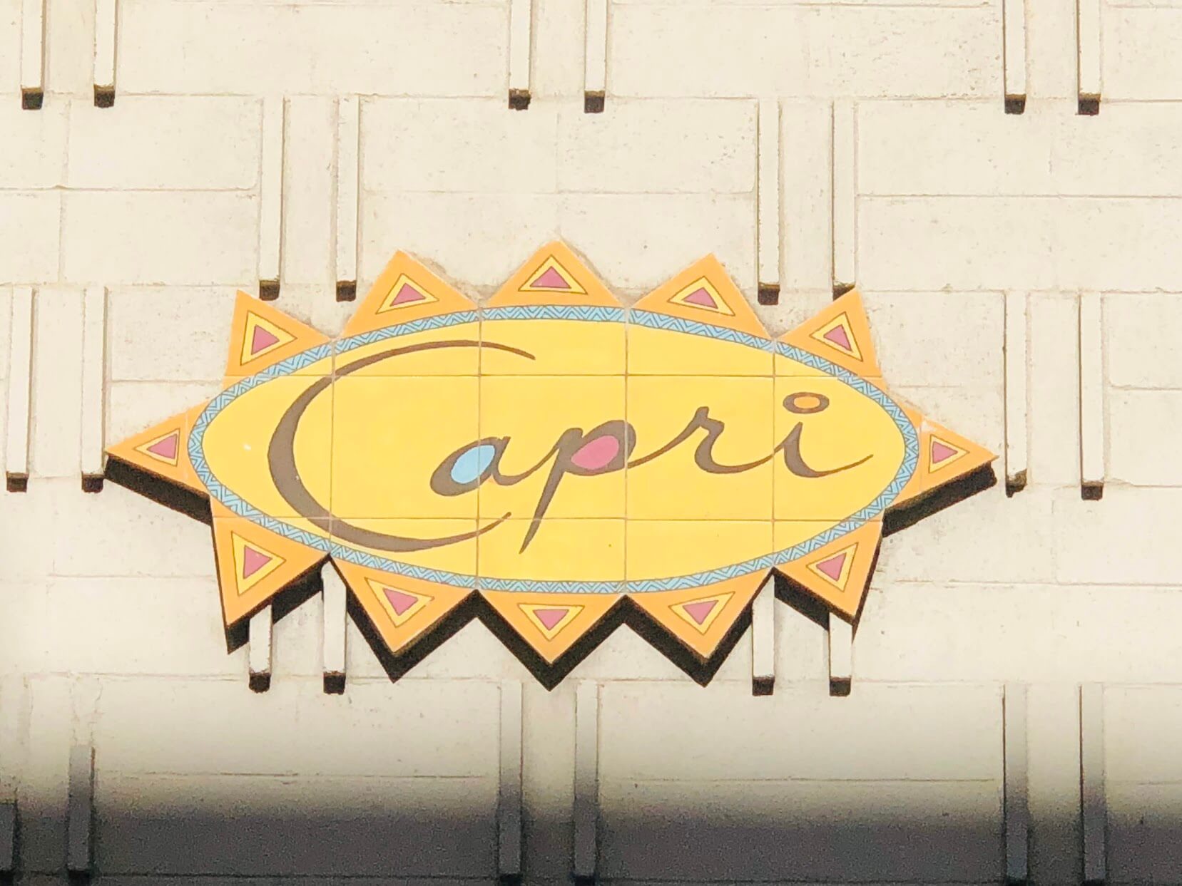 Capri Apartmentsの看板