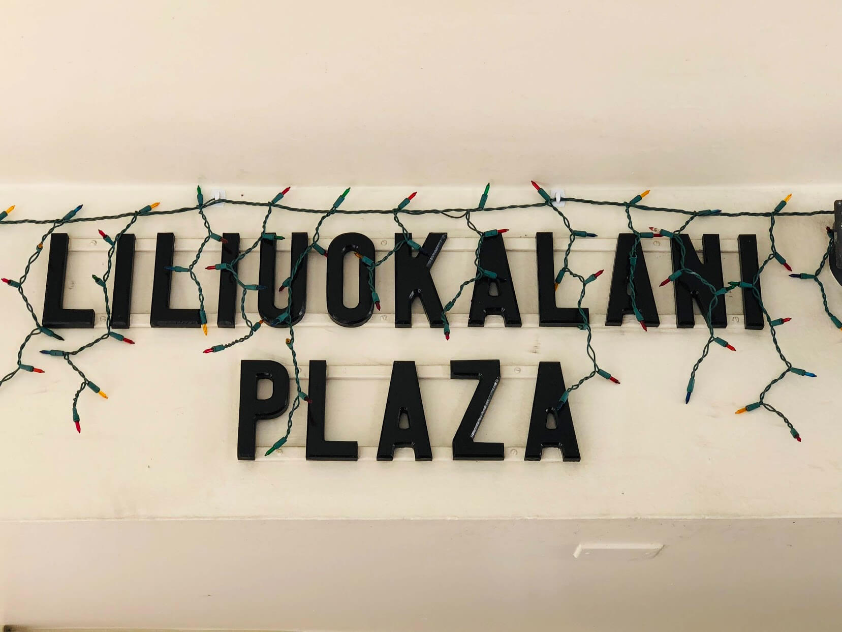 Liliuokalani Plazaの看板