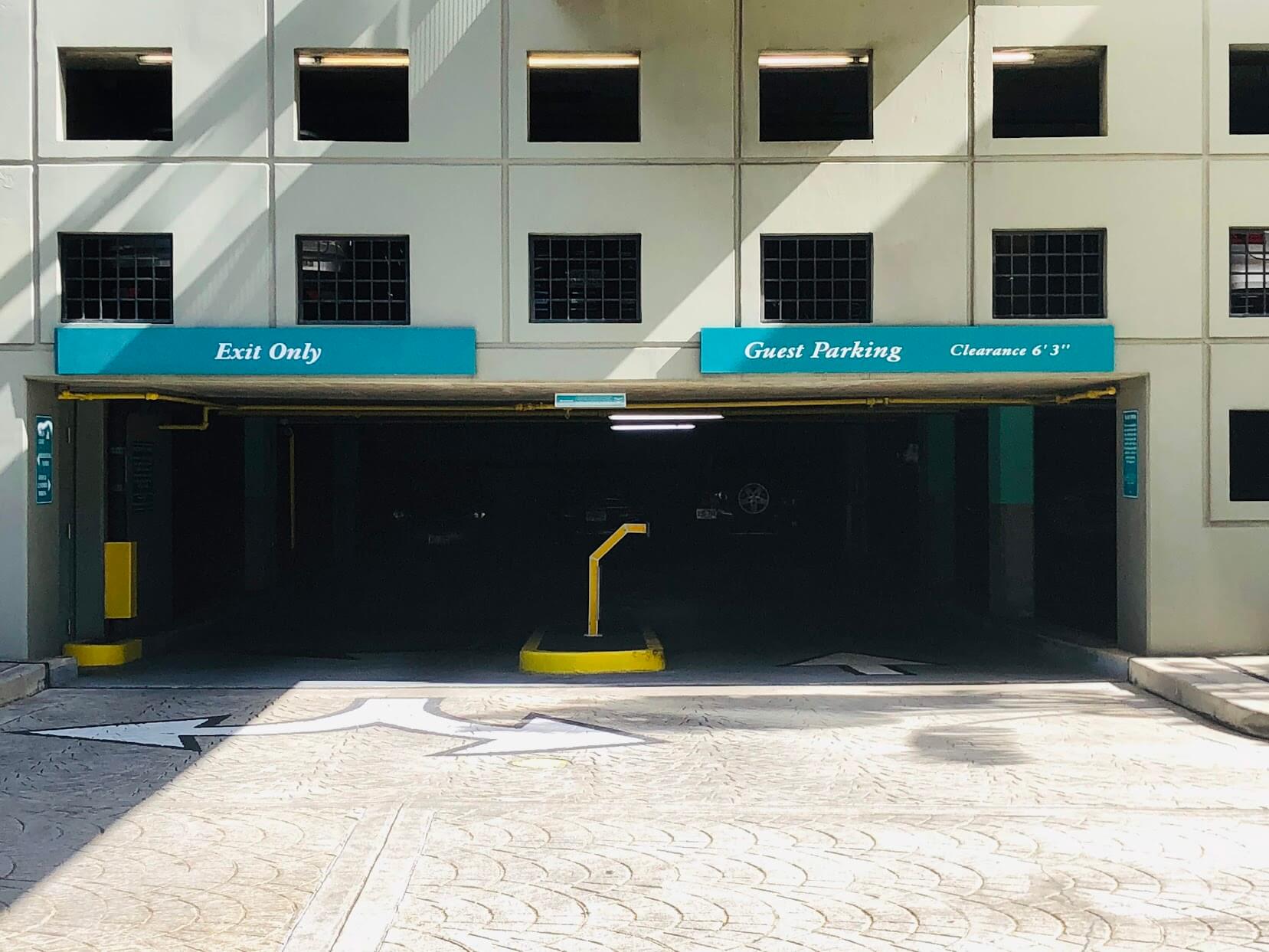 Nauru Towerの駐車場