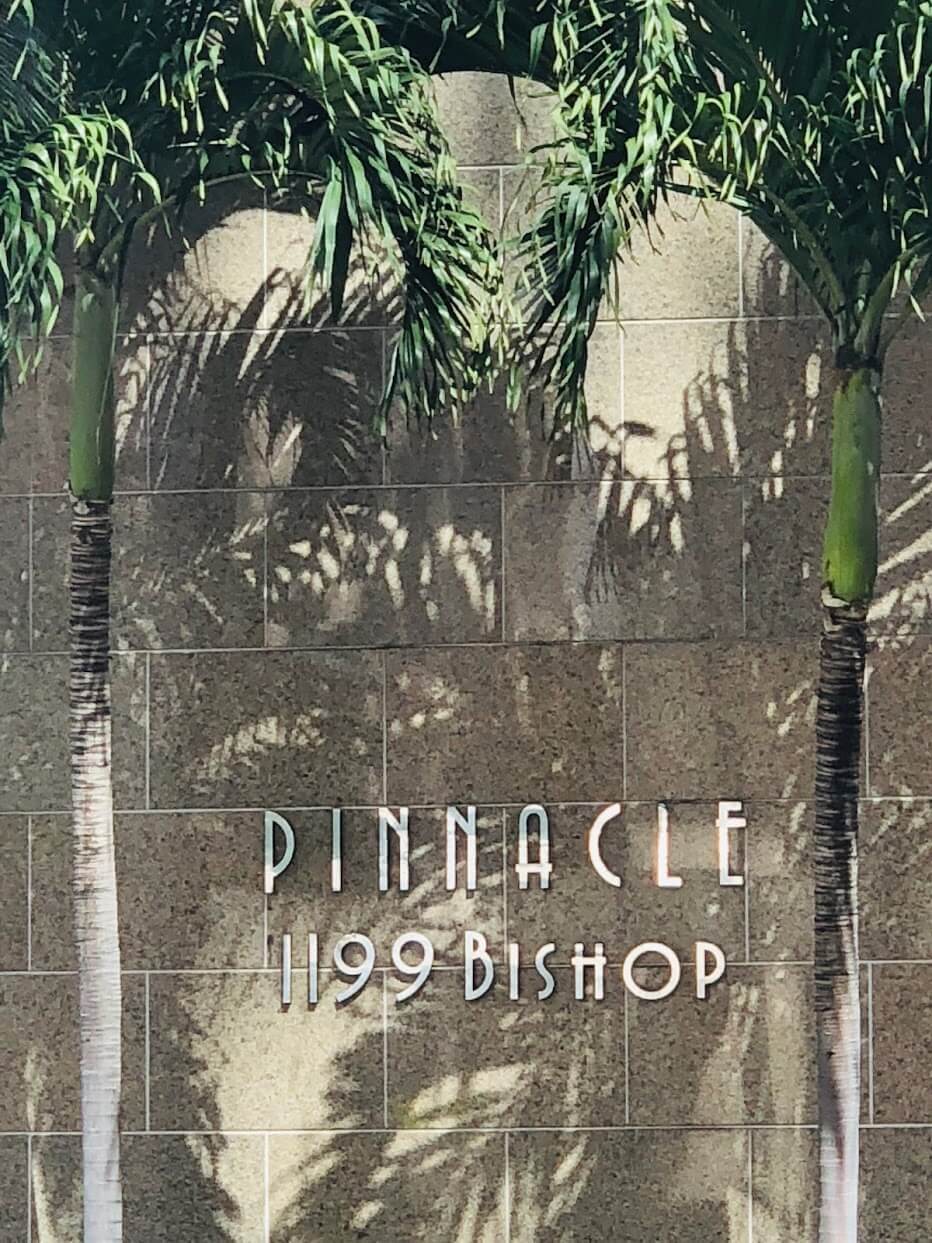 Pinnacle Honoluluの看板