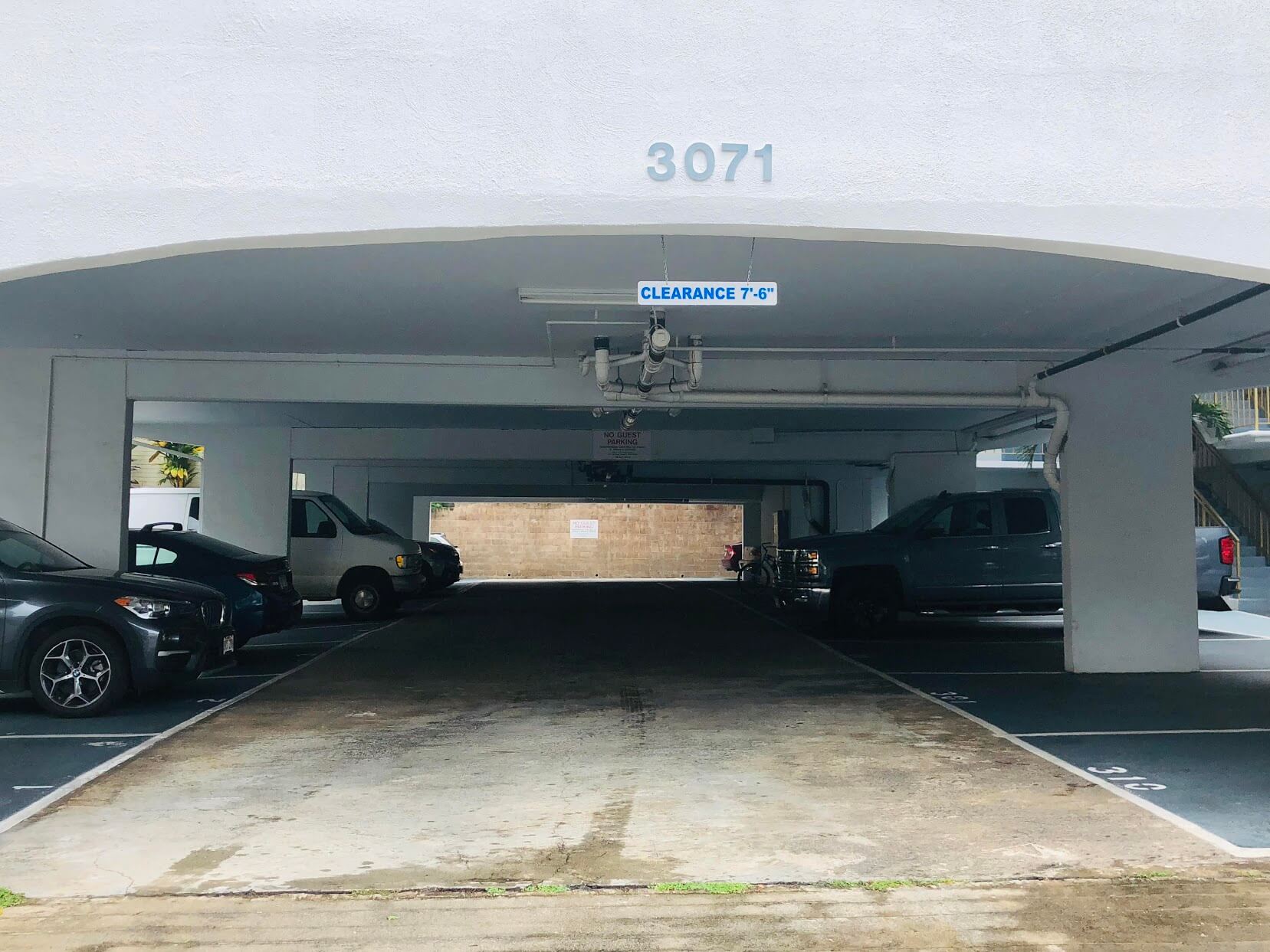 Pua Leahi Apartmentの駐車場