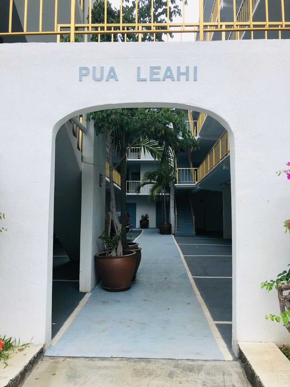 Pua Leahi Apartmentの看板
