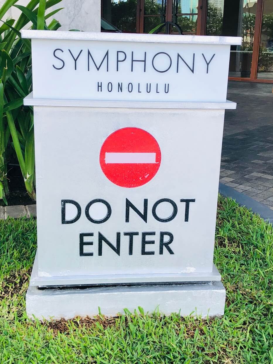 Symphony Honoluluの注意喚起の看板