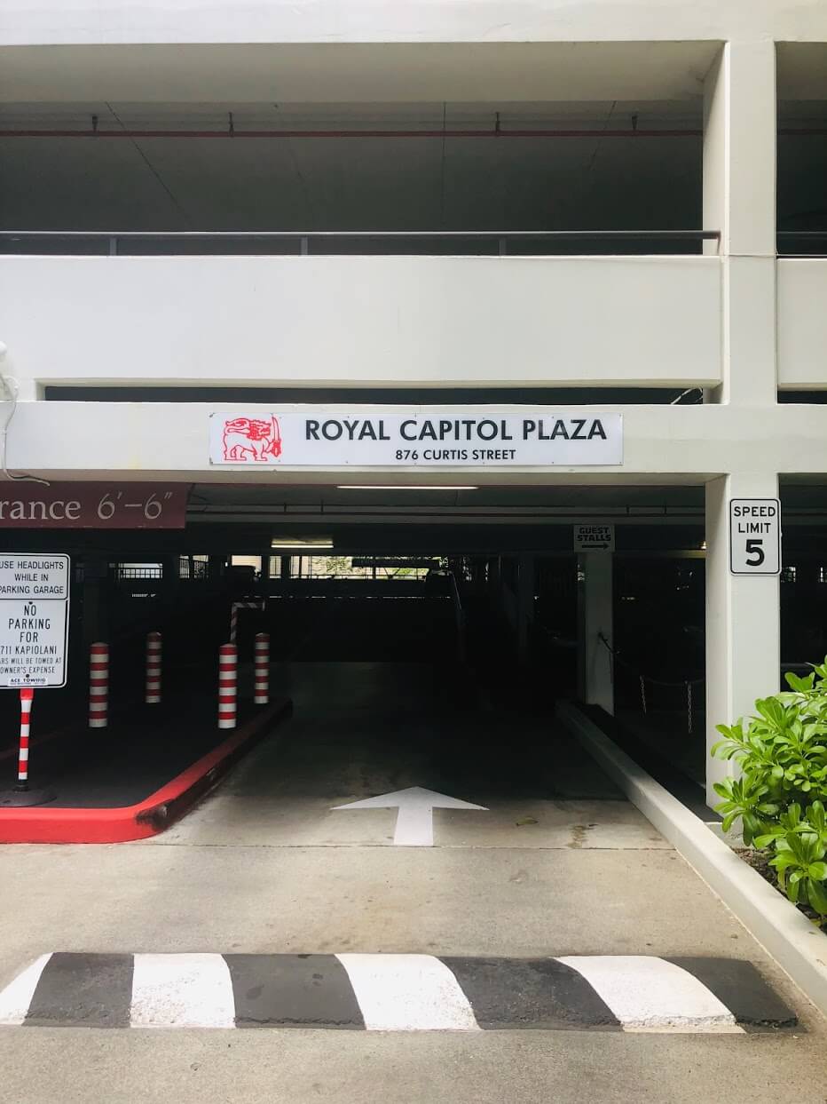 The Royal Capitol Plazaの駐車場