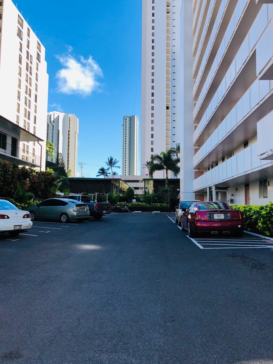 Waikiki Imperial Apartmentの駐車場