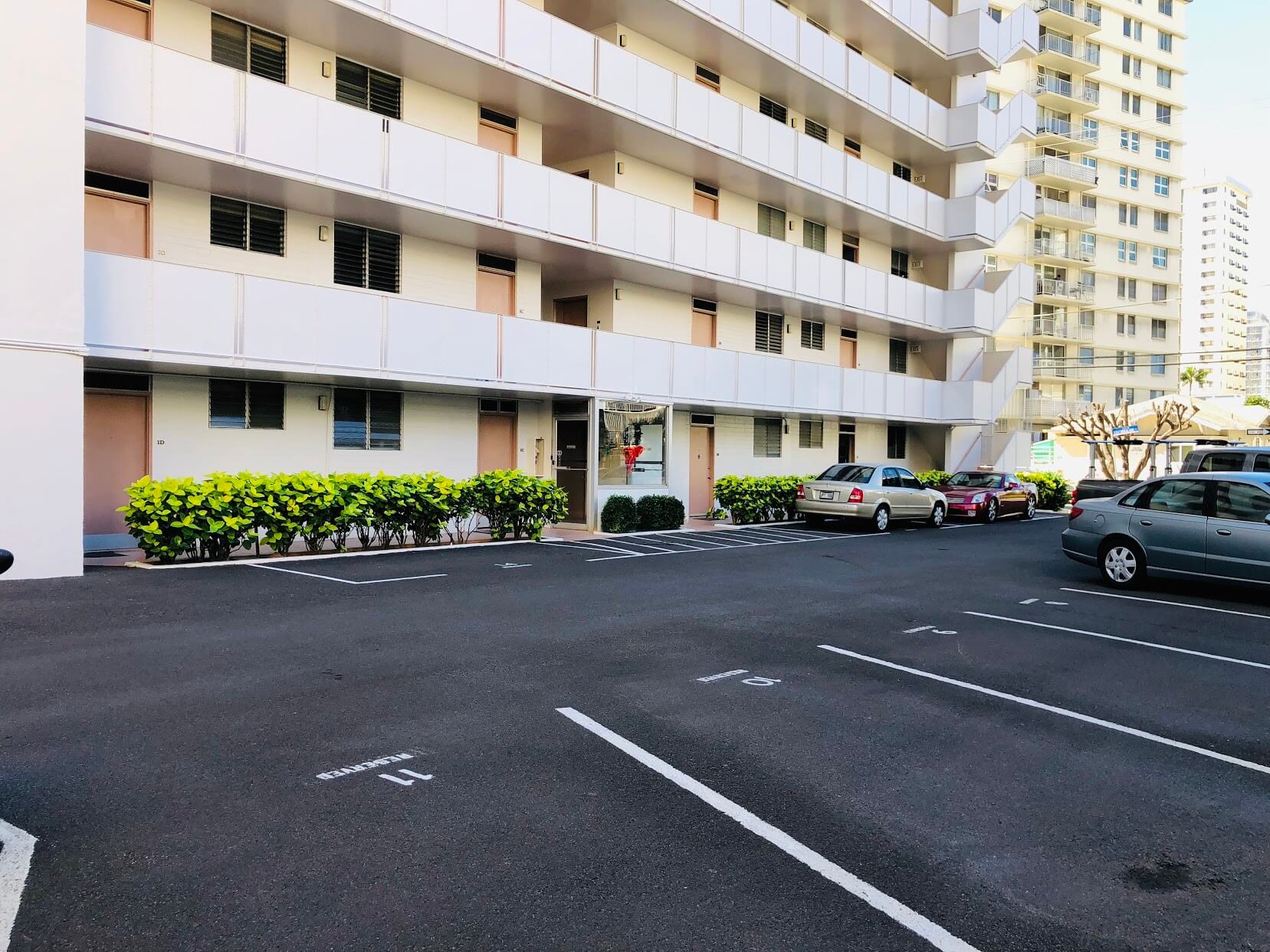 Waikiki Imperial Apartmentの駐車場