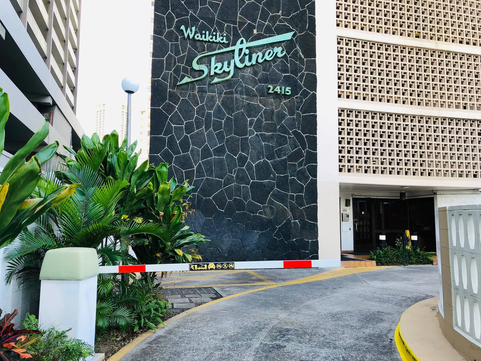Waikiki Skylinerの駐車場