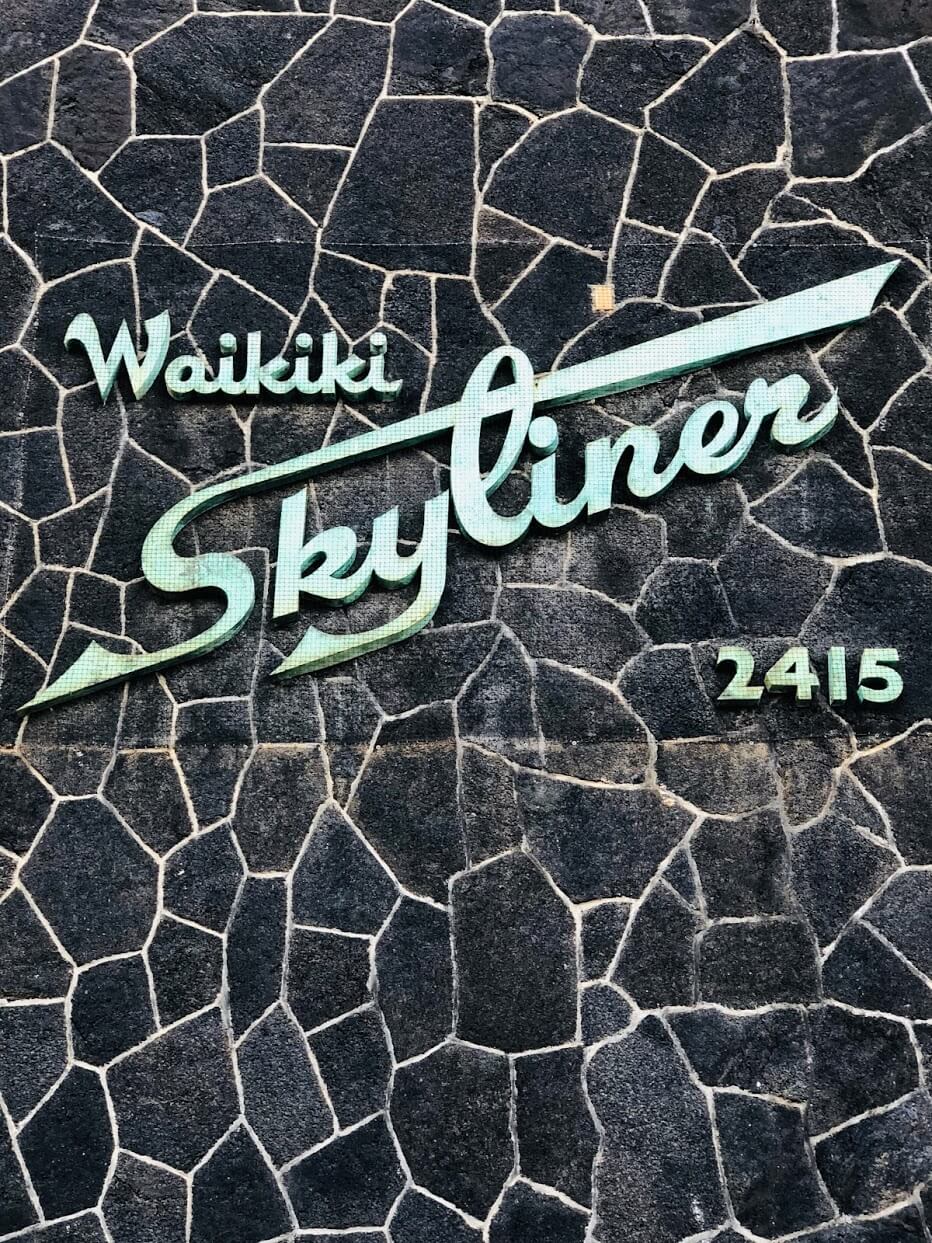 Waikiki Skylinerの看板