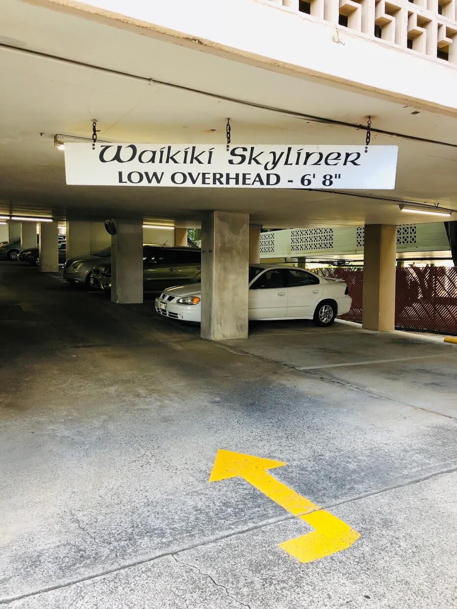 Waikiki Skylinerの駐車場