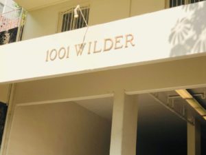 1001 Wilderの看板