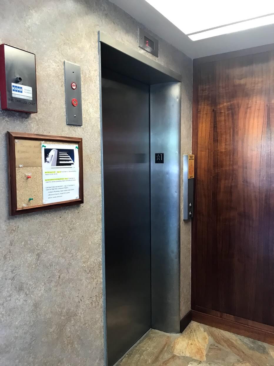 Castle Surf Apartmentsのエレベーター