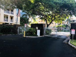 Colony at the Peninsulaの門