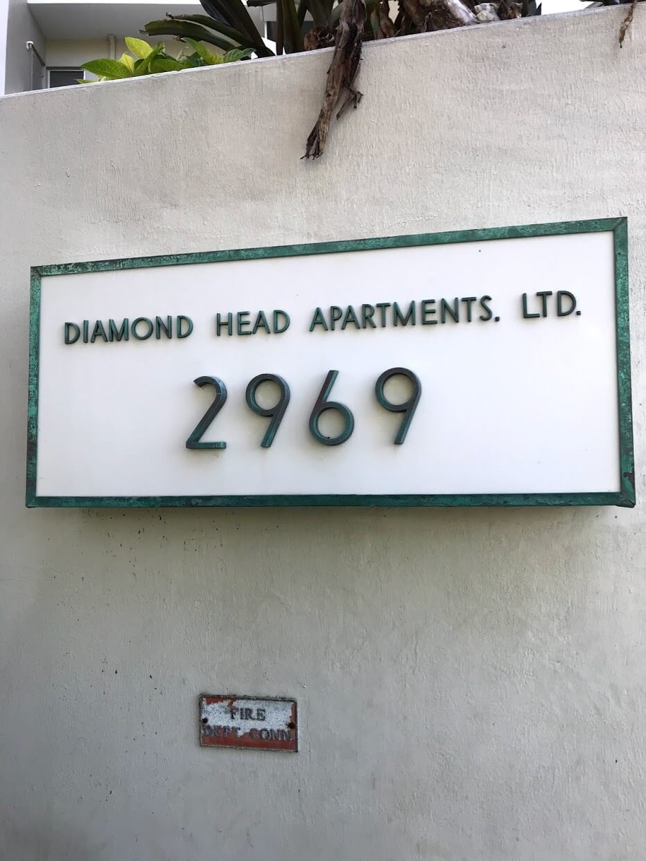 Diamond Head Apartmentsの看板