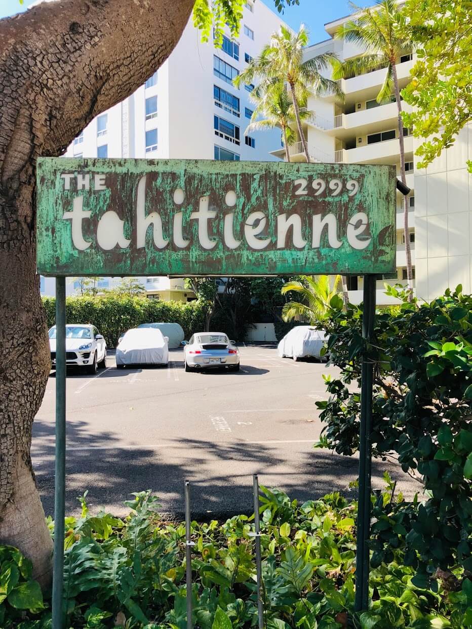 The Tahitienneの看板